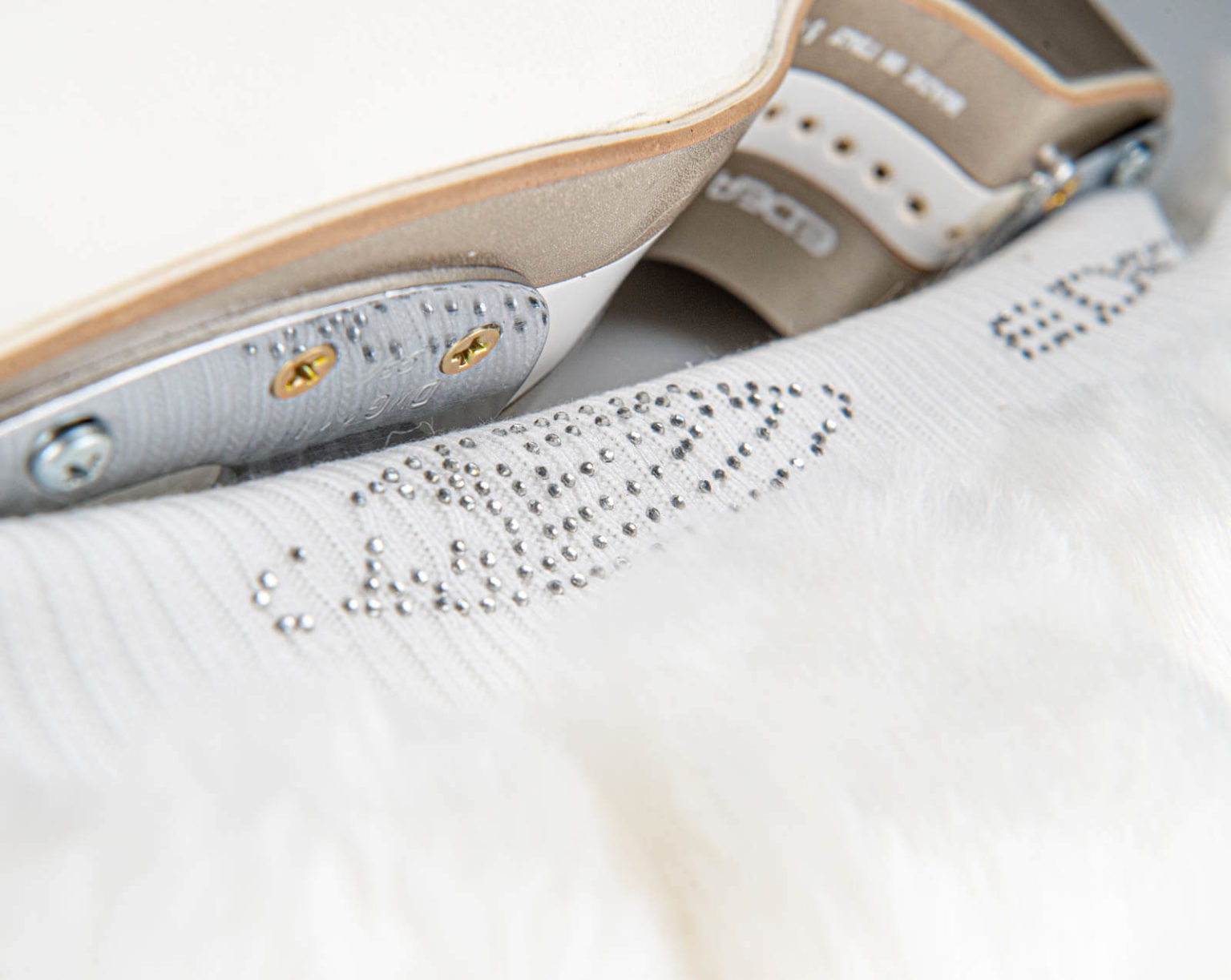 edea_mink2 Edea Eco Fur Soakers uisukaitsmete kristallidest särav Edea logo tehiskarva taustal lähivaates